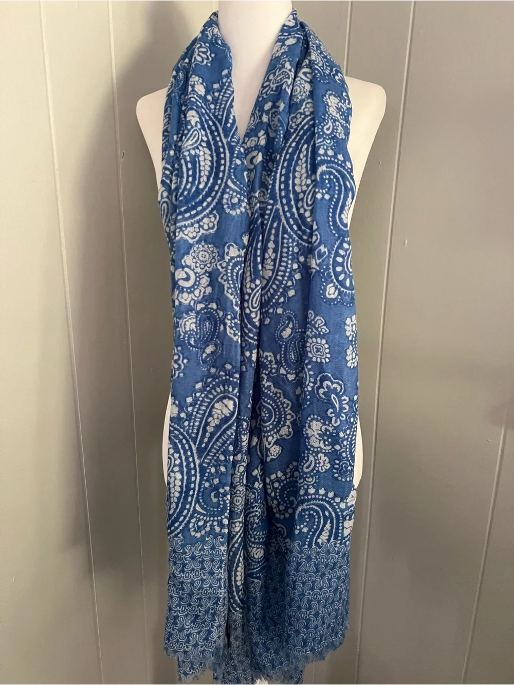 J. McLaughlin Blue Paisley Print Lightweight 100% Wool Wrap Shawl Scarf